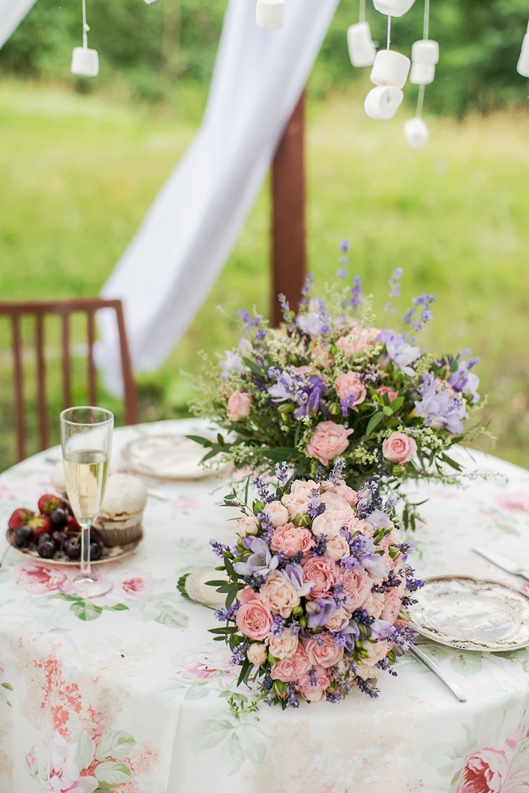 hochzeit tischdeko mit lavendel und rosen
