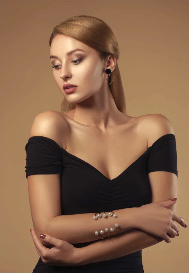 hübsches mädchen schaut nach unten und trägt schulterfreies schwarzes kleid für den abschlussball