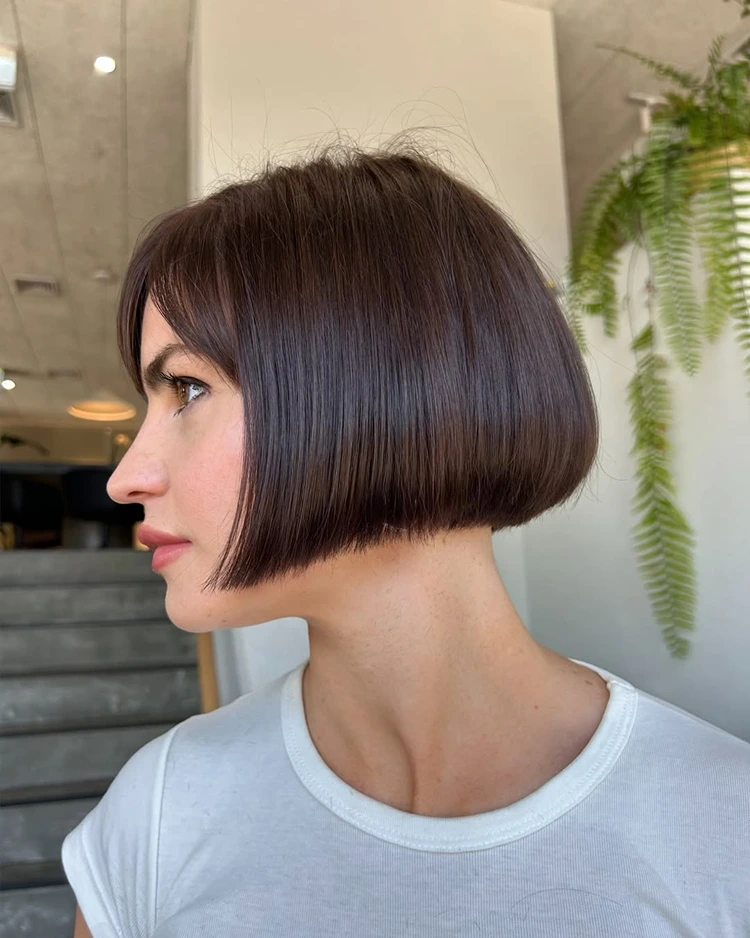 klassischer bob mit nackenbogen glatte haare