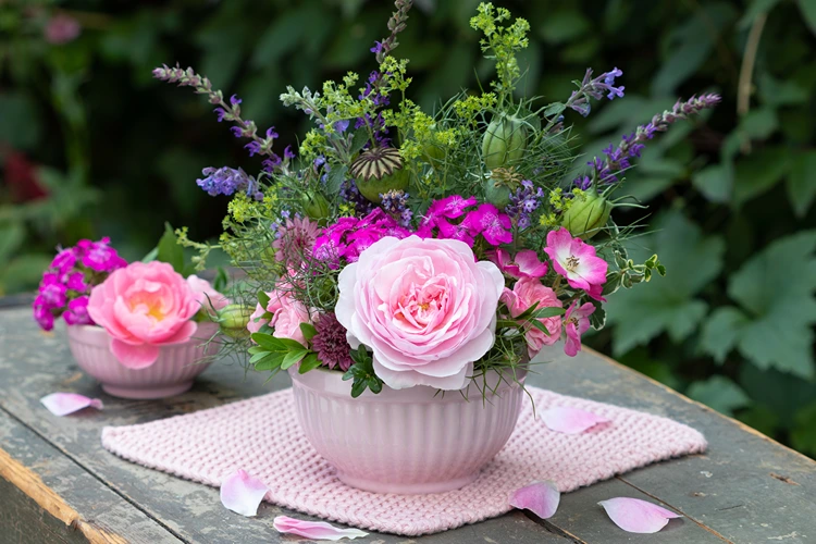 kleine blumensträuße tischdeko rosen lavendel