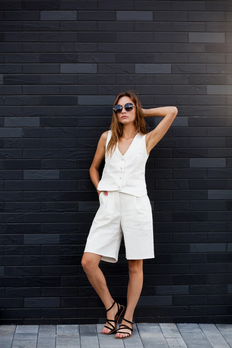 komplett weißes outfit mit weißen shorts und weißem oberteil