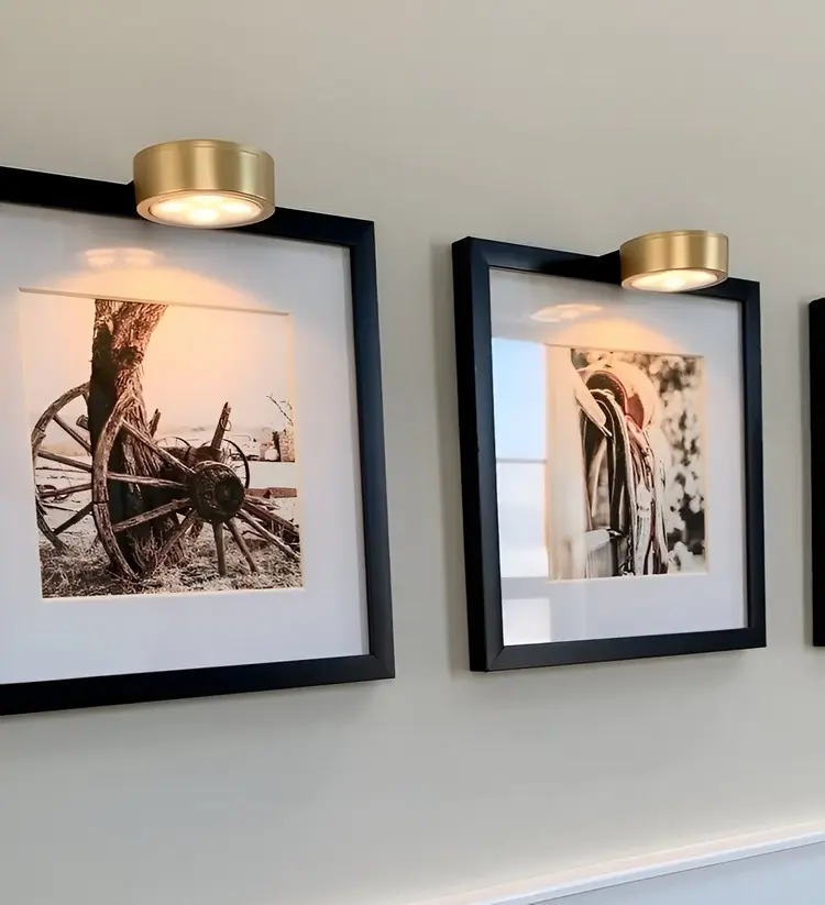 LED-Lichter schonen die Farben der Kunstwerke und Fotos