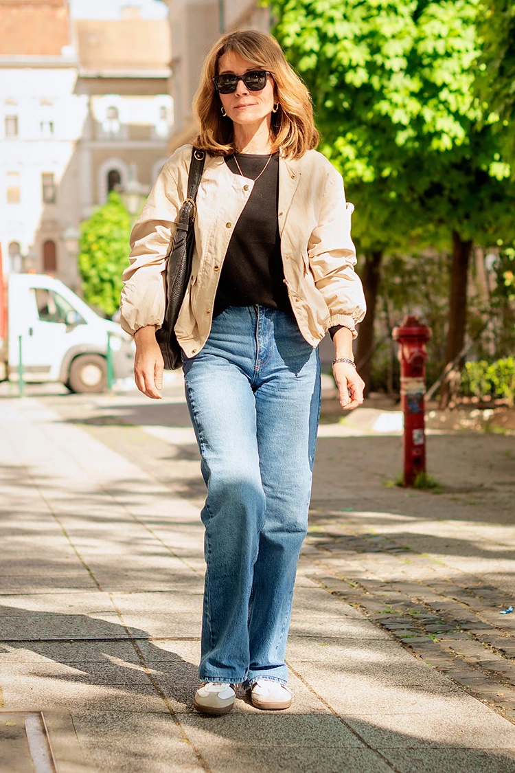 leichter blouson in creme mit jeans kombiniert