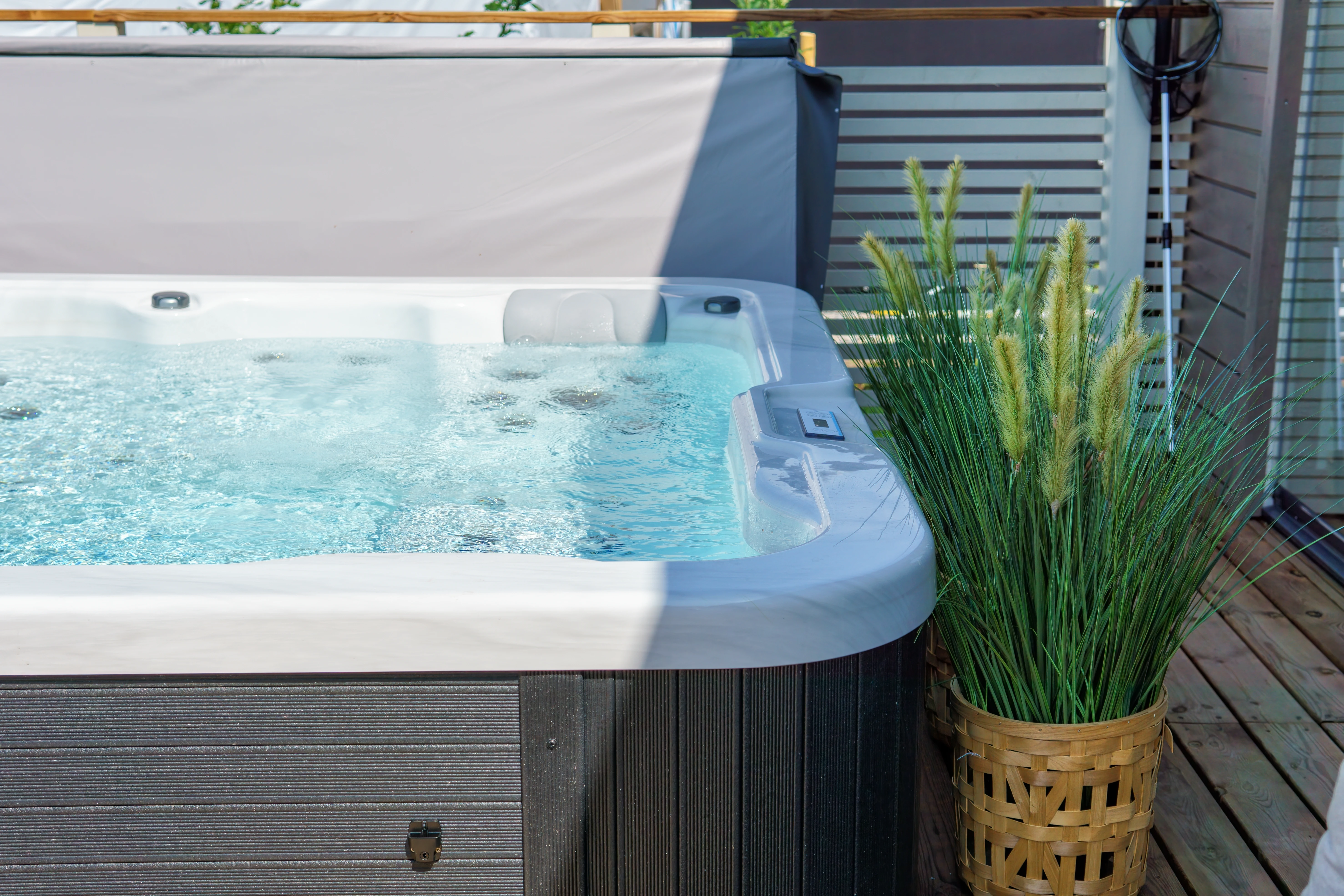 luxuriöser whirlpool auf der terrasse im hinterhof