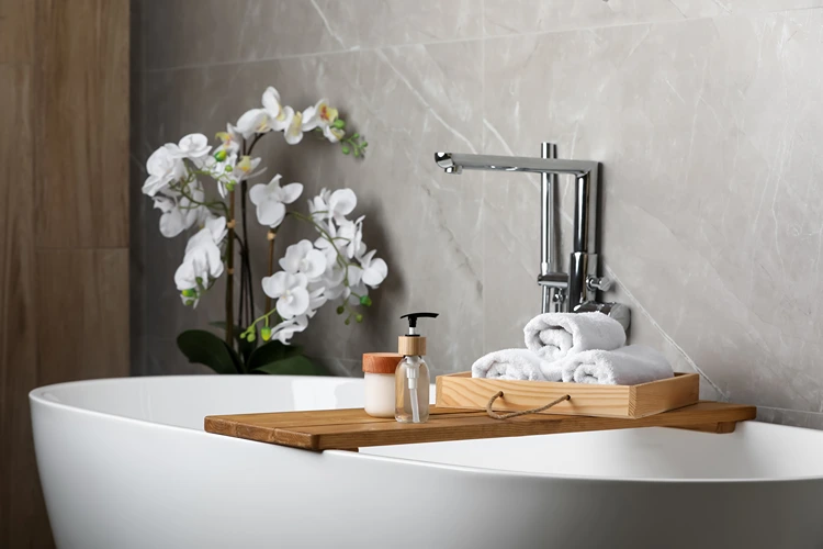 luxuriöses badezimmer mit freistehender wanne und bambus ablage