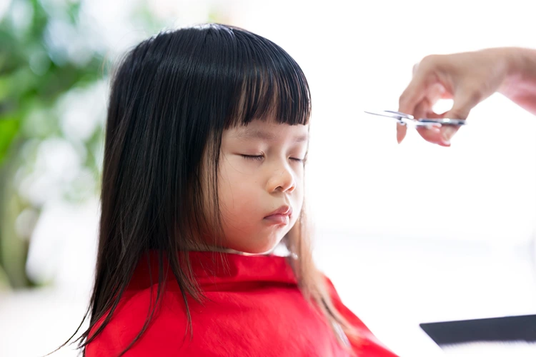 mädchen geraden pony schneiden glatte haare