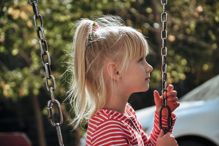 mädchen mit blonden haaren geradem pony und pferdeschwanz