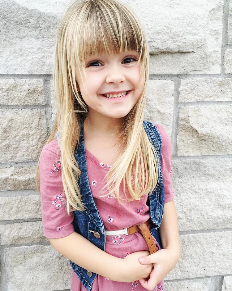 mädchen mit langen blonden haare und geradem pony