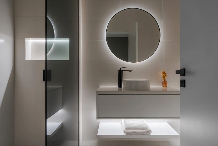 minimalistisches bad mit runder led spiegelbeleuchtung