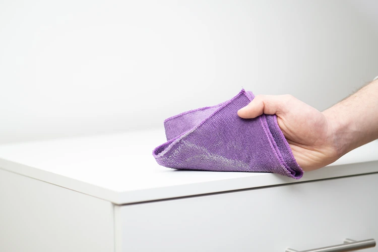 mit mikrofasertuch möbel putzen