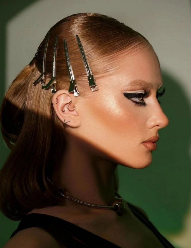 mittelscheitel stylen und accessoires verwenden