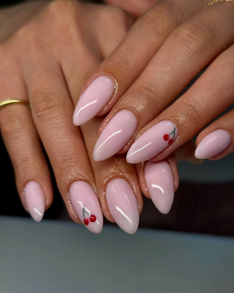 nude nails kleines kirschmotiv auf einzelnen fingern