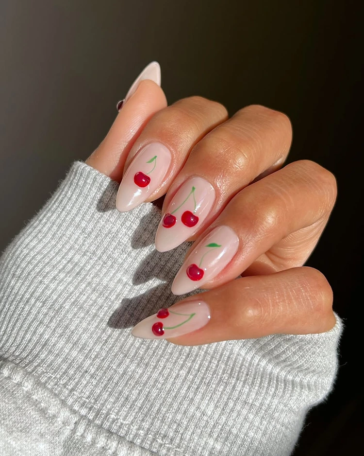 nude nails mit 3d kirschenmotiv