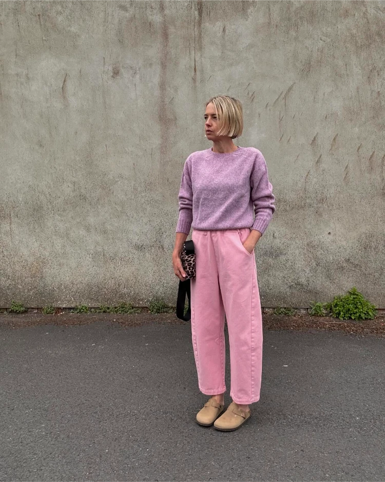 outfit für kühle sommertage hose + strickpullover in lila und pink