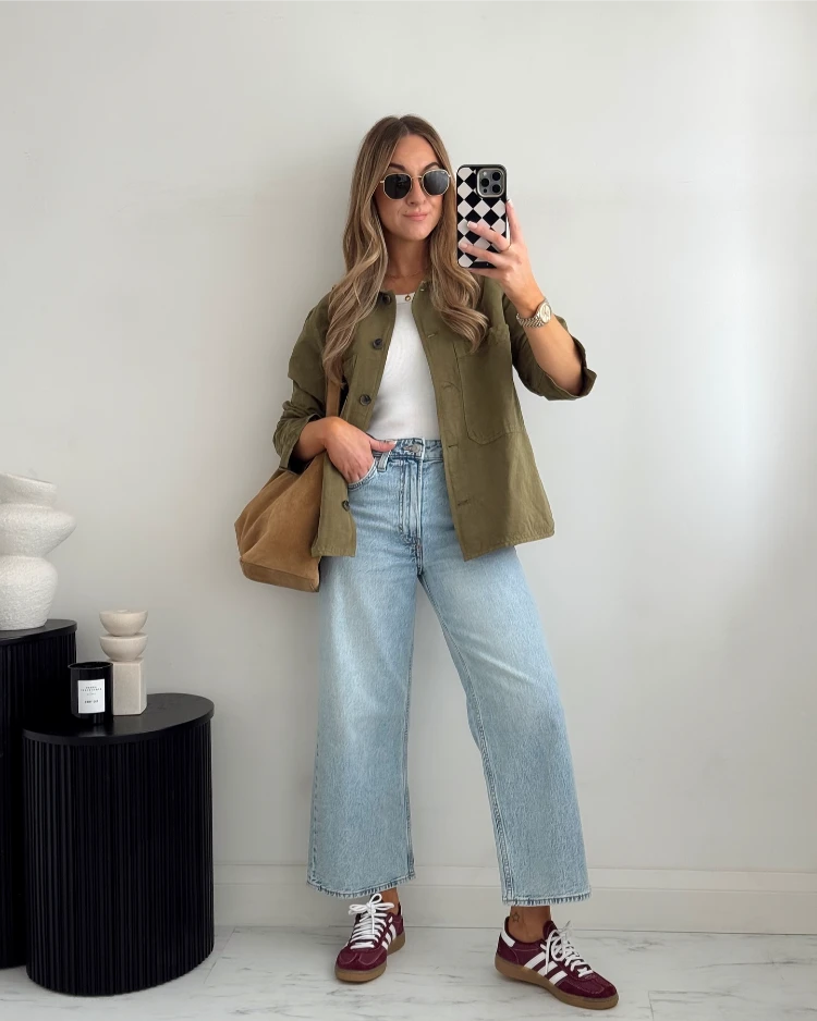 outfit für kühle sommertage jeans mit leichter jacke
