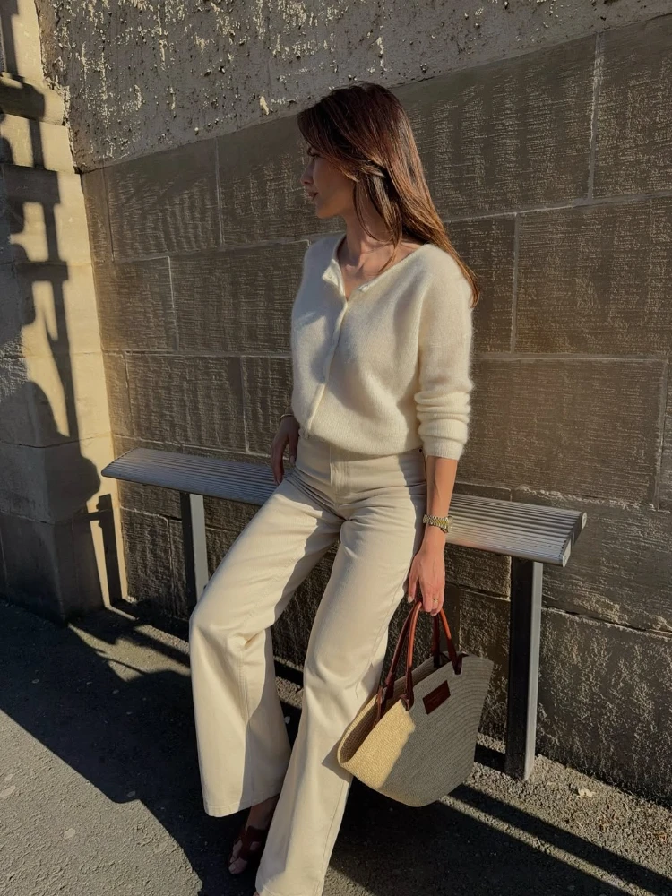 outfit für kühle sommertage jeans mit leichter strickjacke