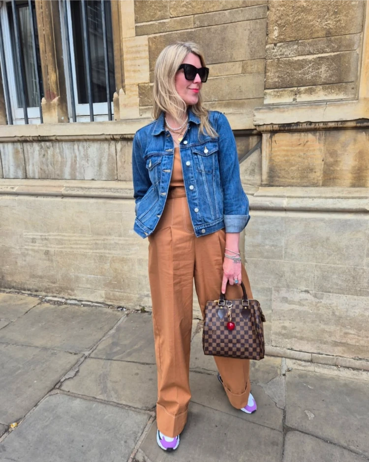 outfit für kühle sommertage jumpsuit mit leichter jeansjacke