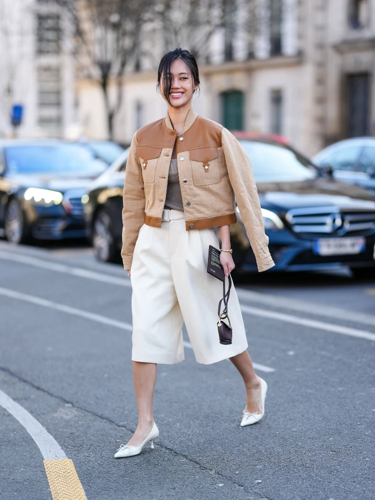 outfit für kühle sommertage shorts in knielänge mit leichter jacke und pumps