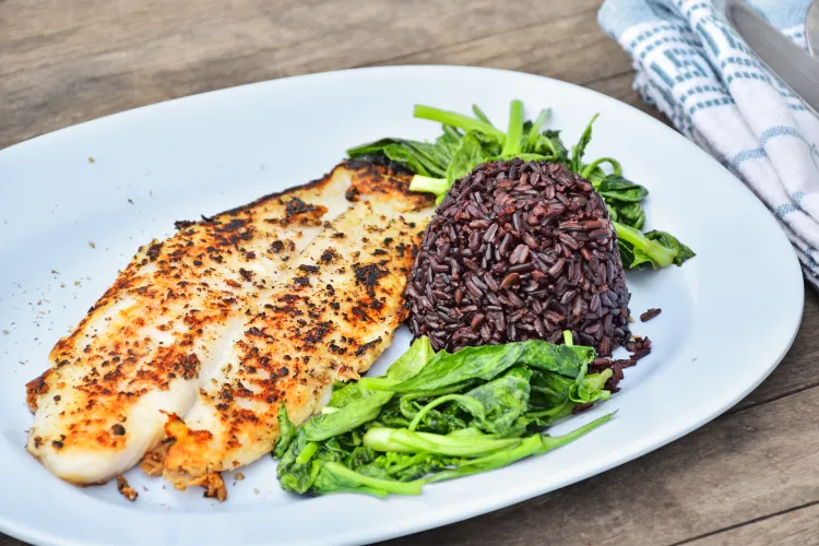 pangasiusfilet mit salz und pfeffer, reis und gemüse