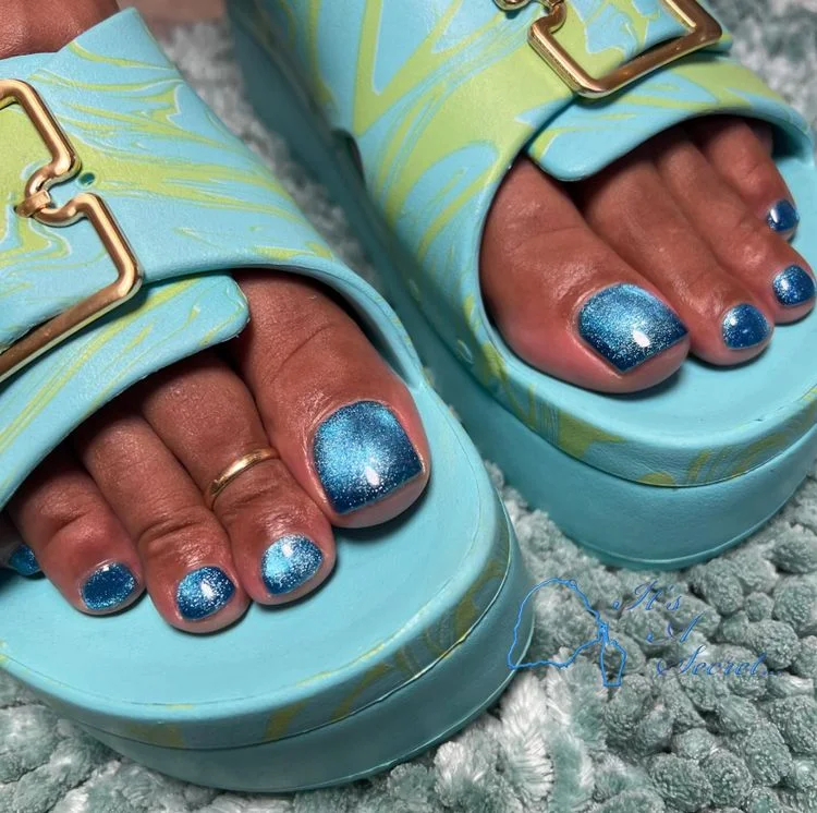 pediküre für den sommer 2025 in ozeanblau