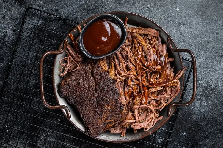 Räucherfleisch mit Dip oder BBQ-Soße essen