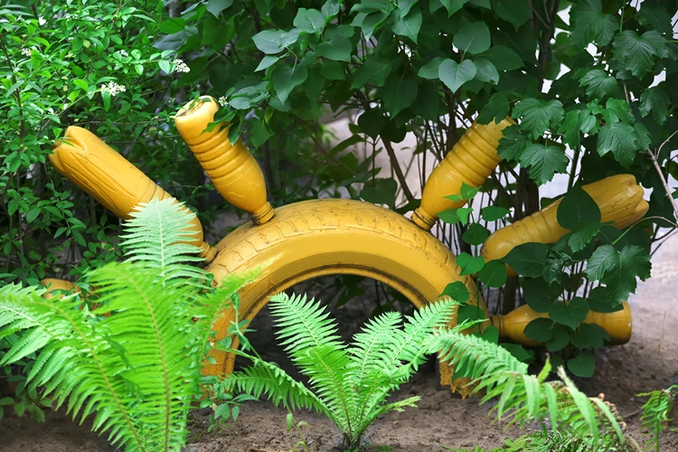 recycling deko für beet sonne aus autoreifen und flaschen