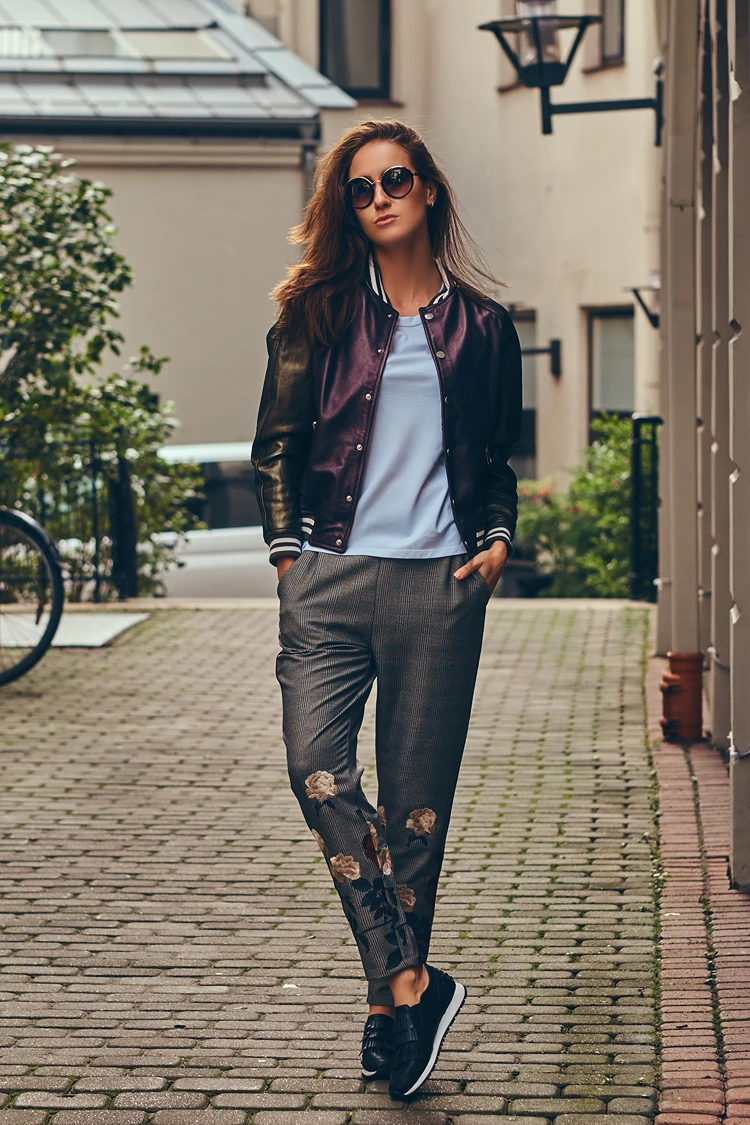 satin blouson mit leichtem schimmer – modisches highlight für sonnige nachmittage in der stadt