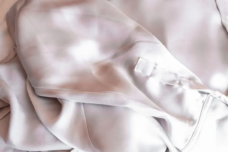 Schmutzflecken auf empfindlichen Seidenstoffen müssen richtig behandelt werden