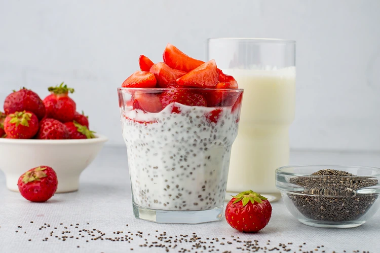 schnelles dessert im glas chia pudding mit erdbeeren