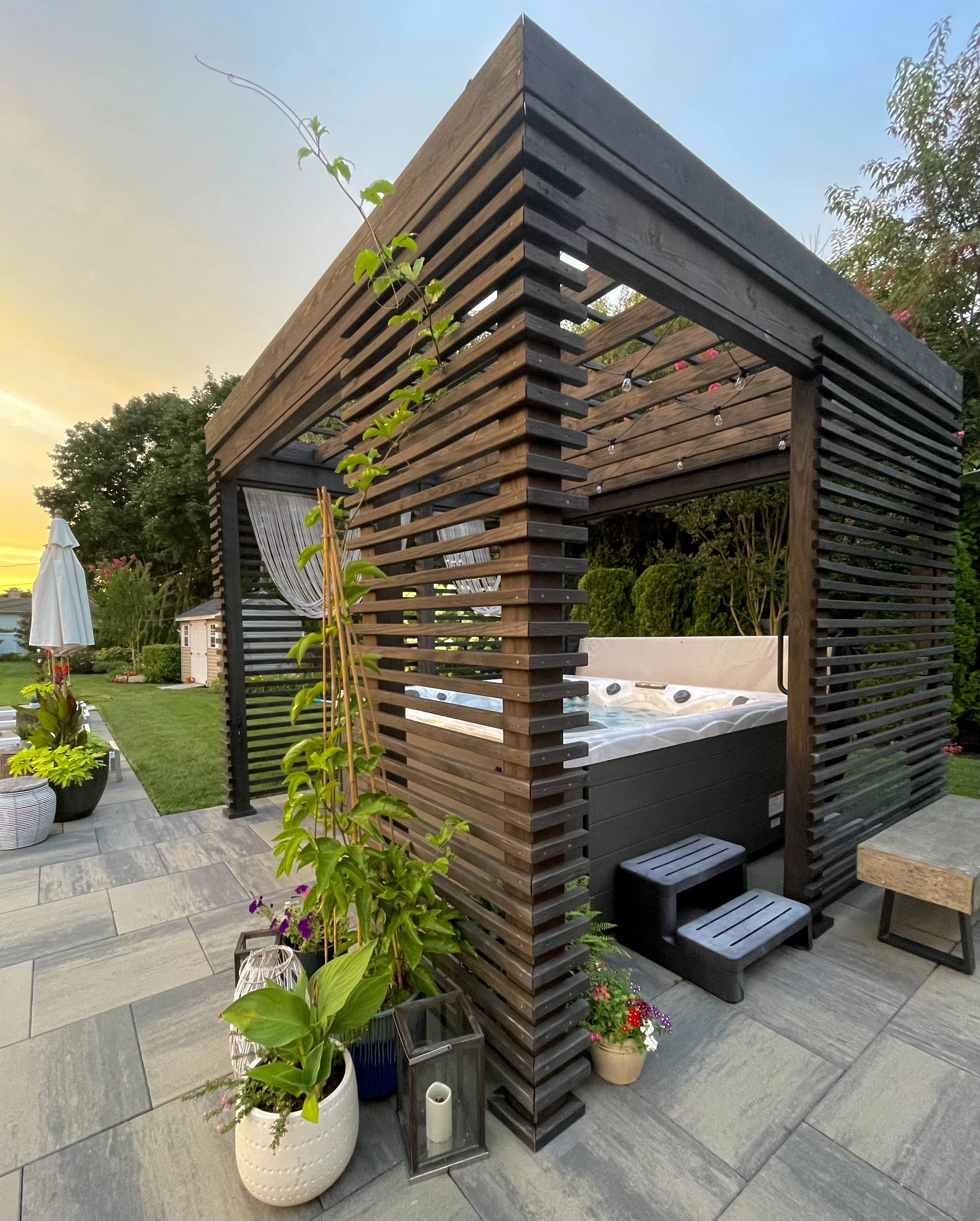 schönes modernes boho gartendesign mit einer pergola aus kiefernholz und einem whirlpool
