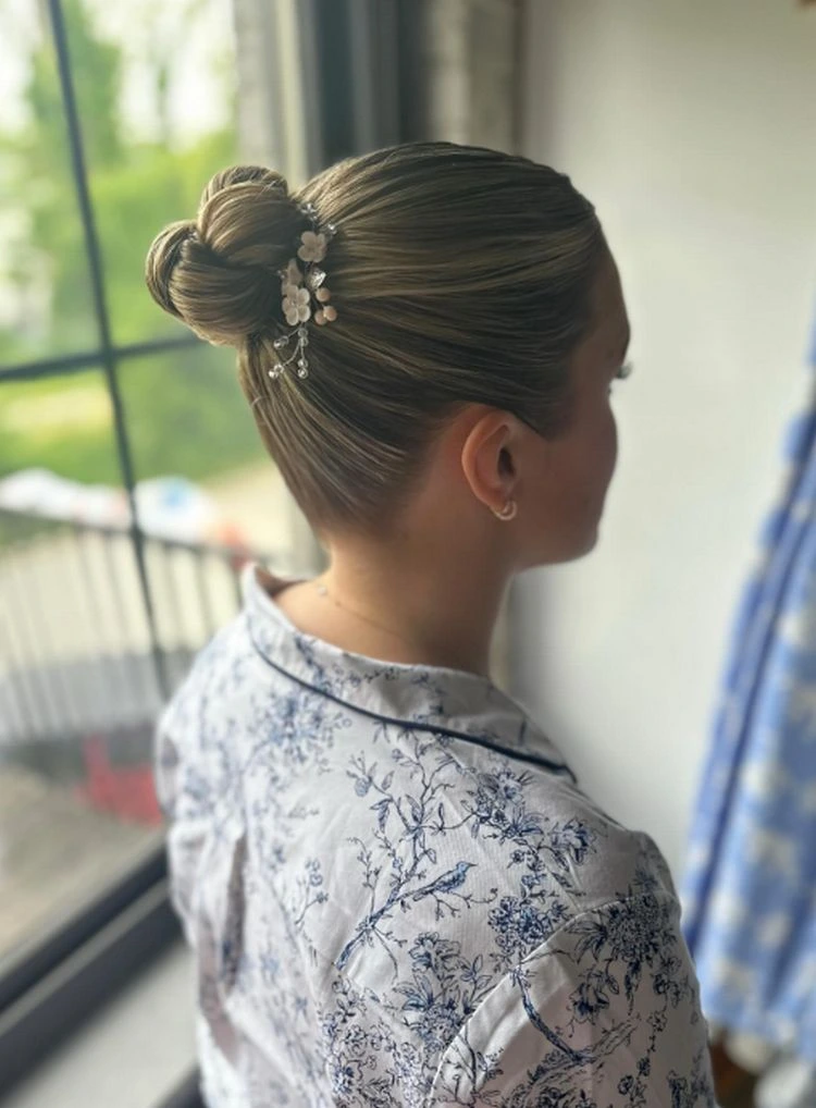 slicked back dutt für eine hochzeit im heißen sommer