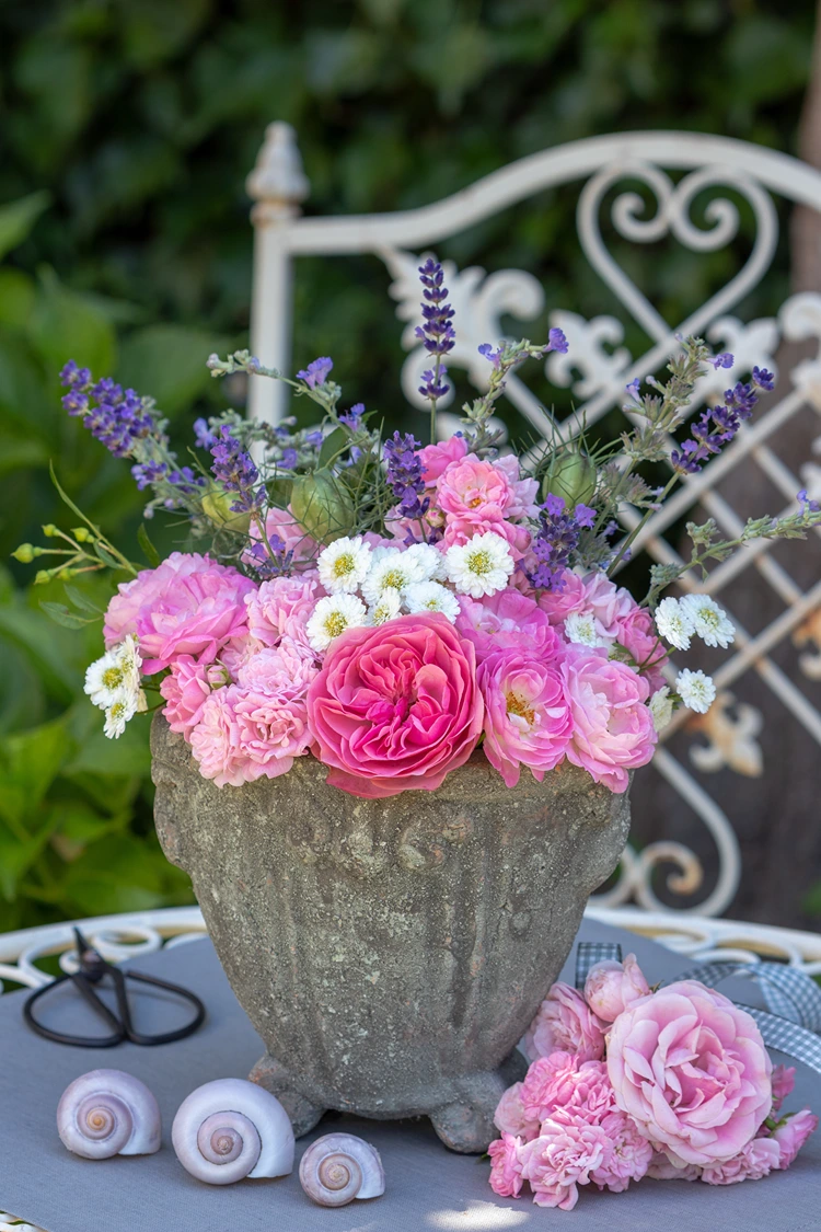 sommerliche tischdeko hellrosa rosen lavendel kamille