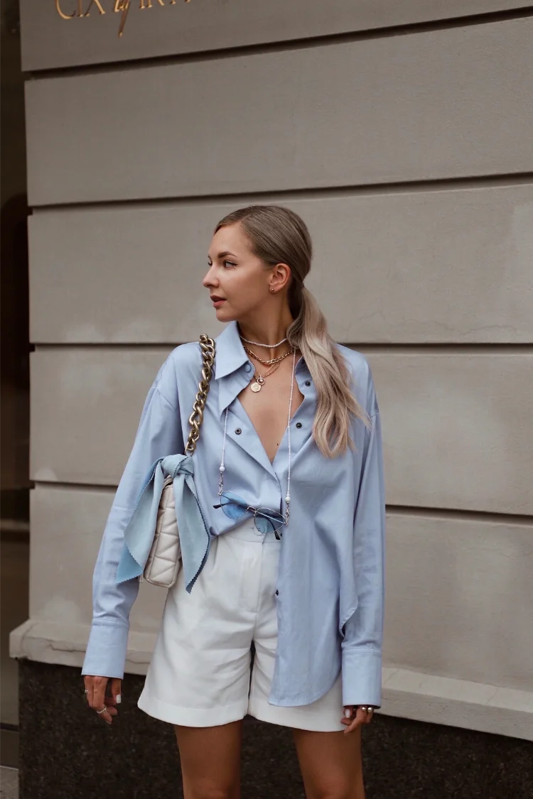 sommeroutfit mit weißen shorts und blauem hemd