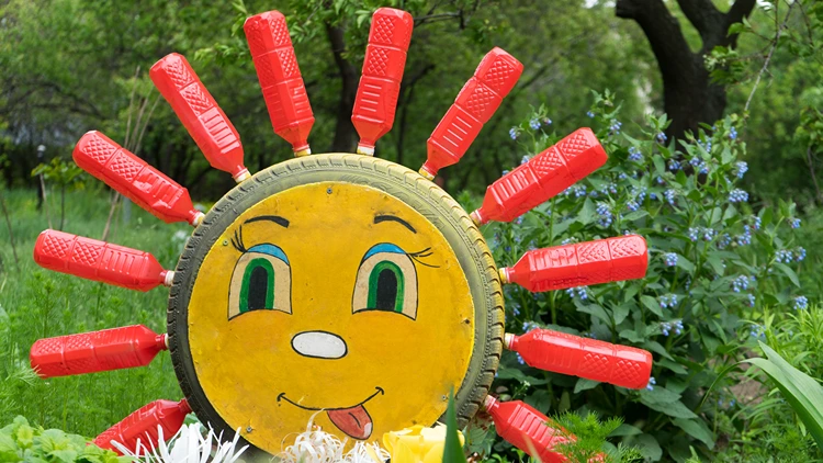 sonne selbstgemacht für garten aus autoreifen und flaschen