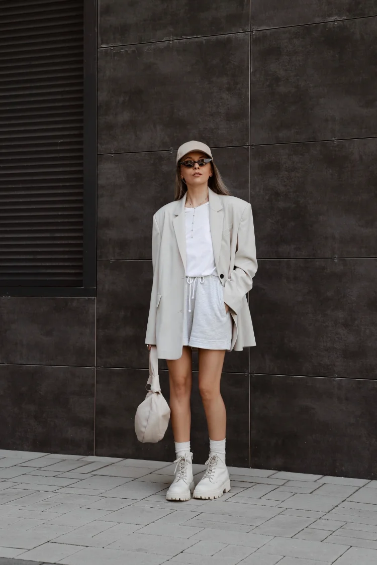 sportlich elegantes outfit mit weißem hemd und weißem blazer