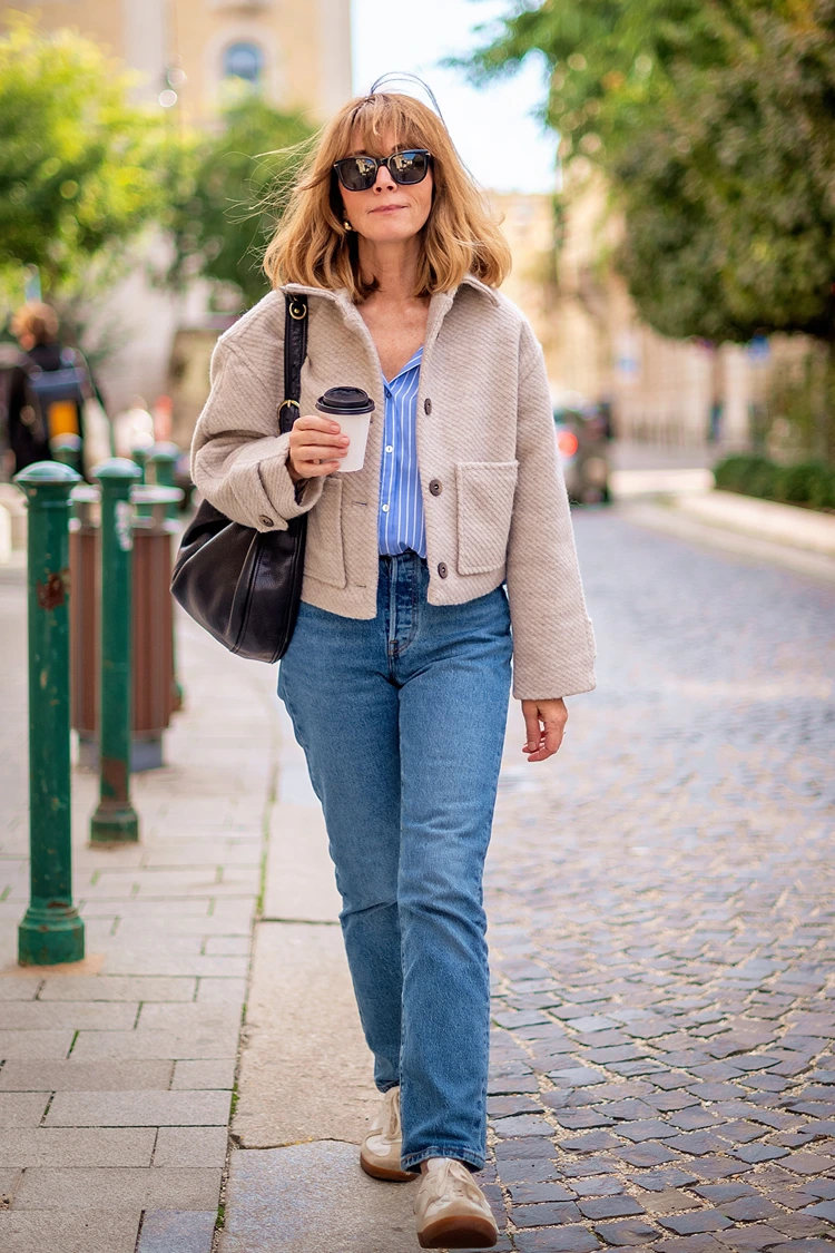 stilvoll durch die stadt mit klassischer kastenjacke in beige – perfekt für kühle frühlingsmorgen