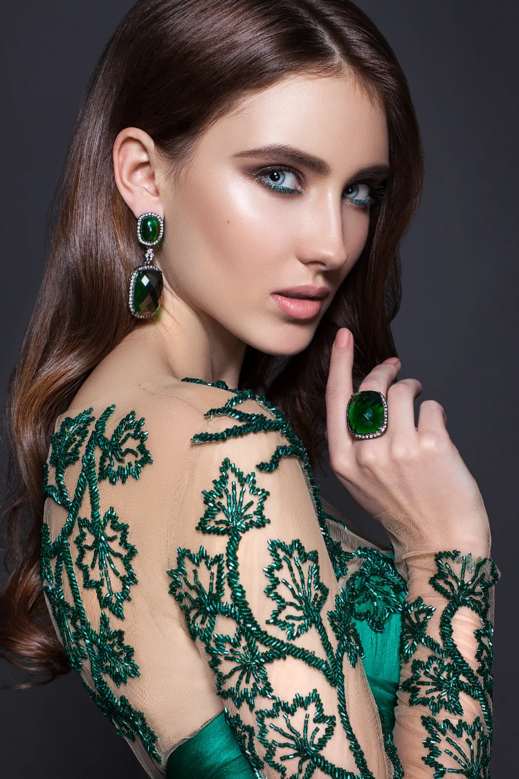 stilvolle frau in grünem formellen kleid und make up für abiball