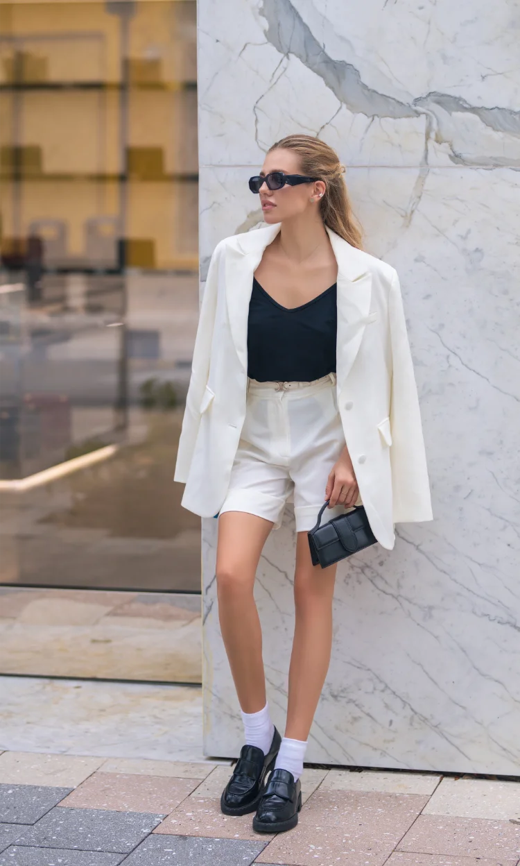 stilvolles outfit in schwarz und weiß mit weißen shorts und blazer