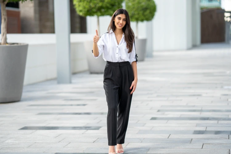 stilvolles sommeroutfit für vorstellungsgespräch mit schwarzer hose und weißem hemd