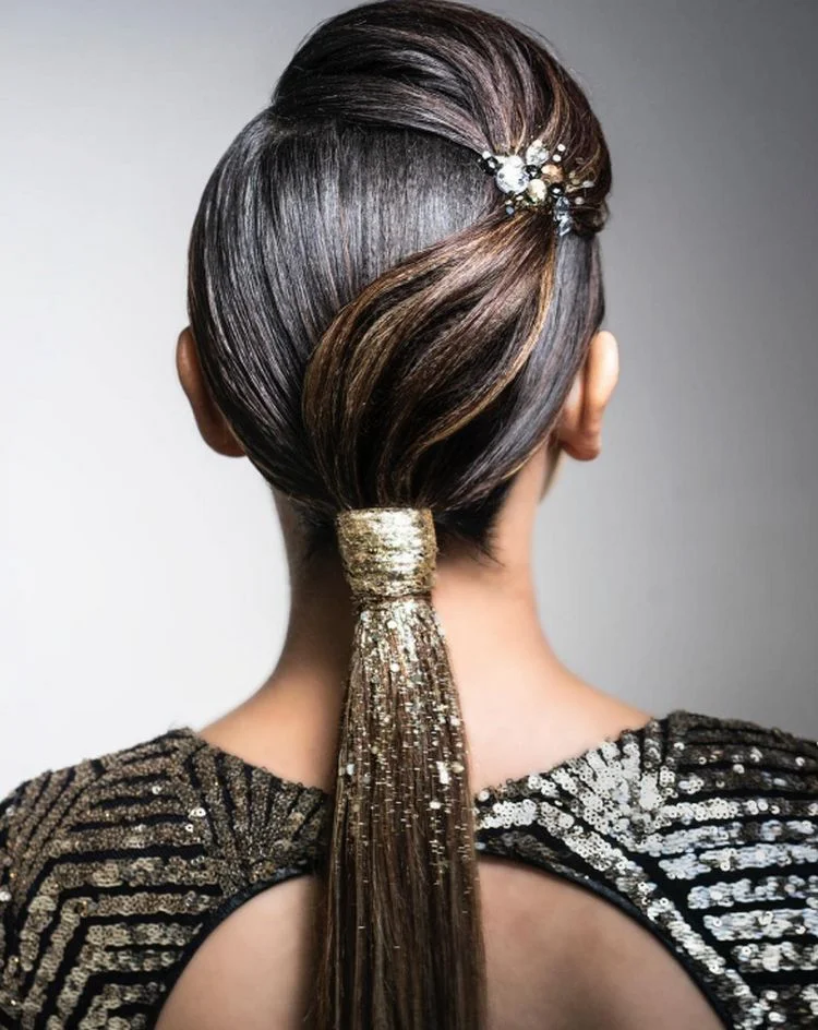 stylisher pferdeschwanz mit haaraccessoires und glitzer