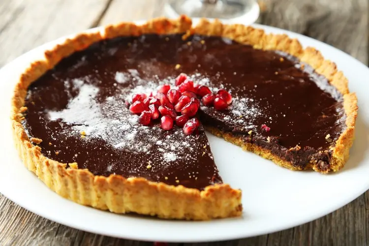 Tarte als Dessert mit Espresso, Schokolade und Boden aus Keksen