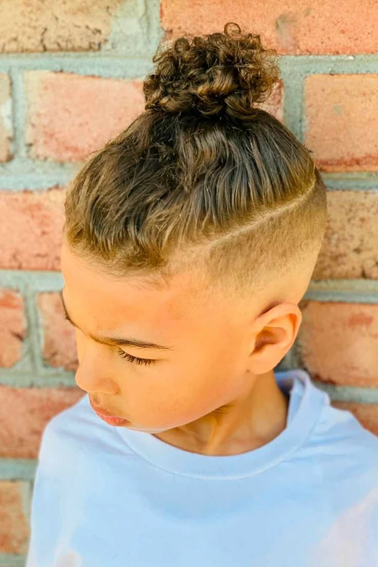 top knot jungs frisur für den sommer