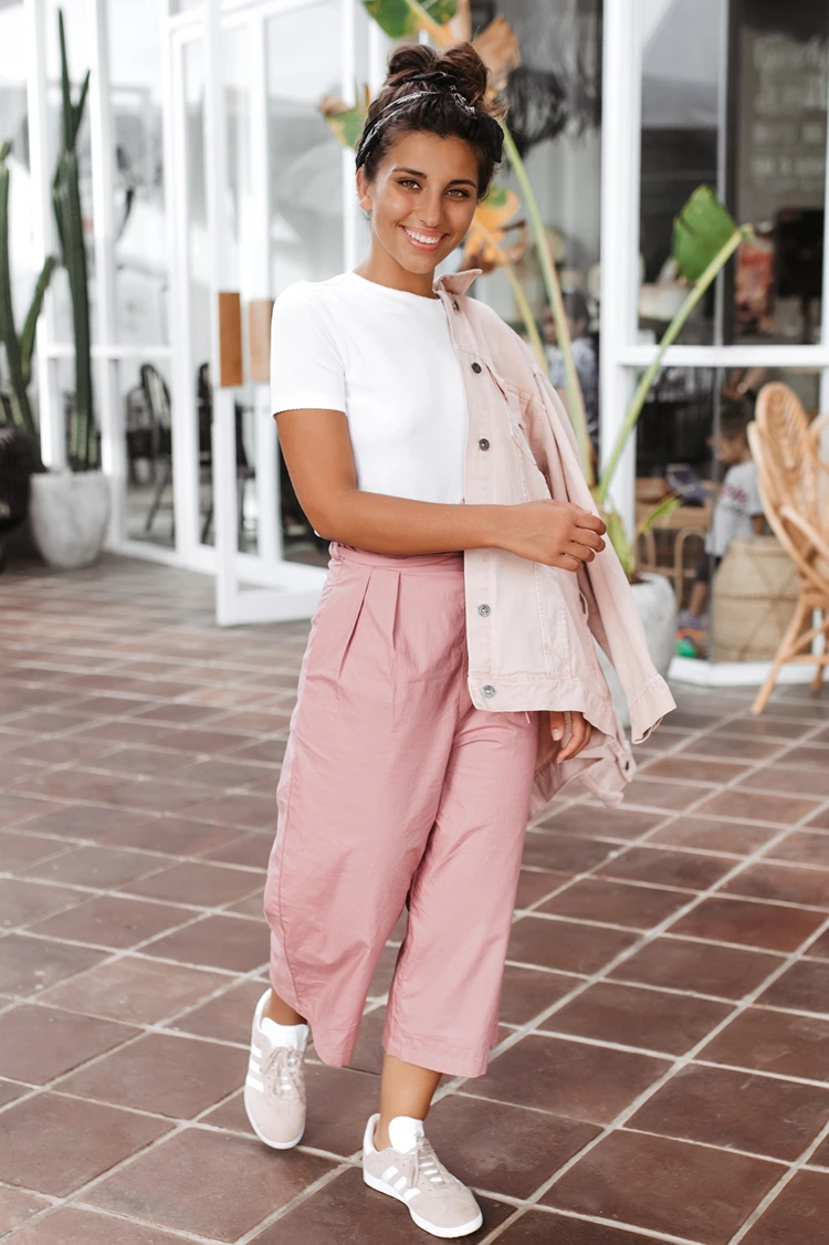 trendige hemdjacke (shacket) in kombination mit rosé