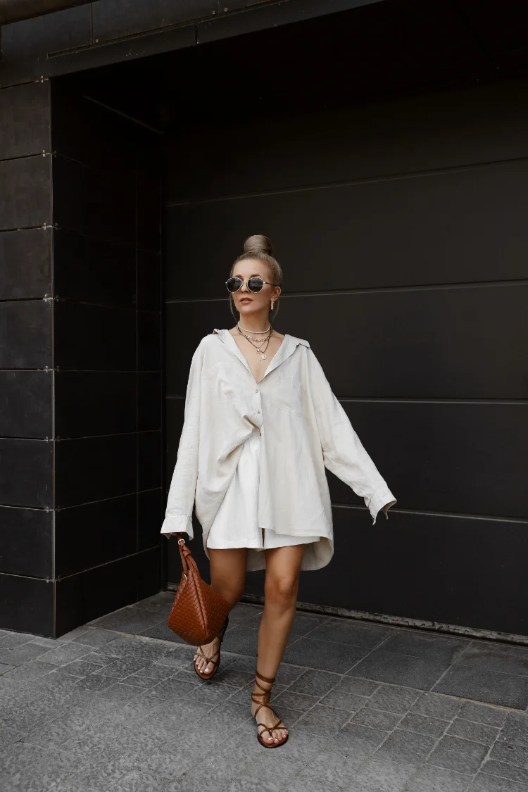 weiße leinen shorts mit oversize hemd sommer outfit