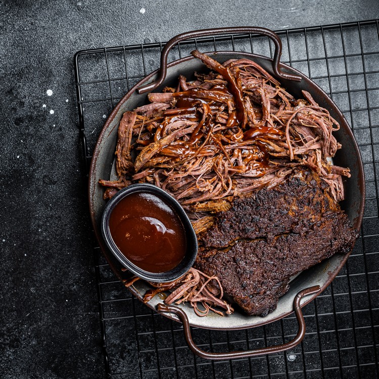 Wie Sie Pulled Pork aus dem Räucherofen mit Honig-Rub und Mop-Sauce zubereiten