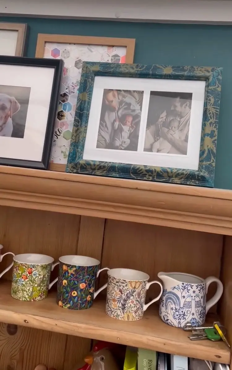 Alte Bilderrahmen upcyclen mit Serviettentechnik für bunte Wanddeko