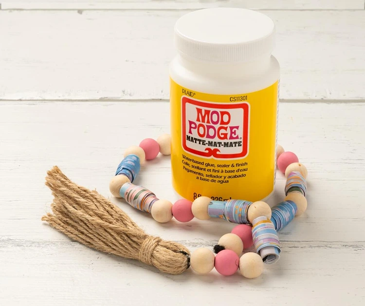 armband selbstgemacht mit papierperlen und mod podge