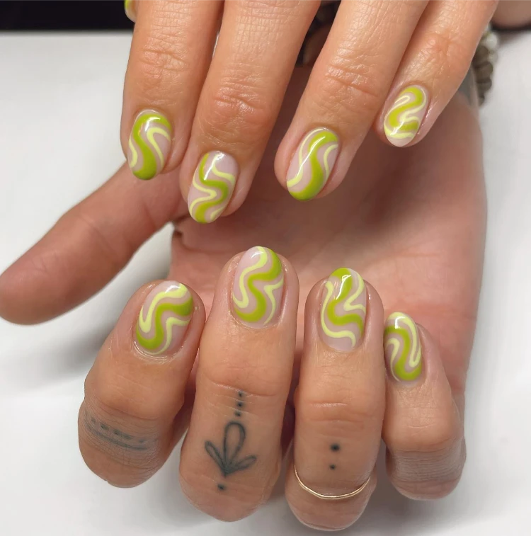 august nageltrend geometrische formen in peridot grün