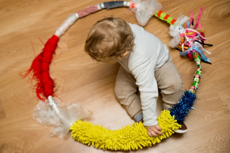 baby spielt mit diy sensorik hula hoop