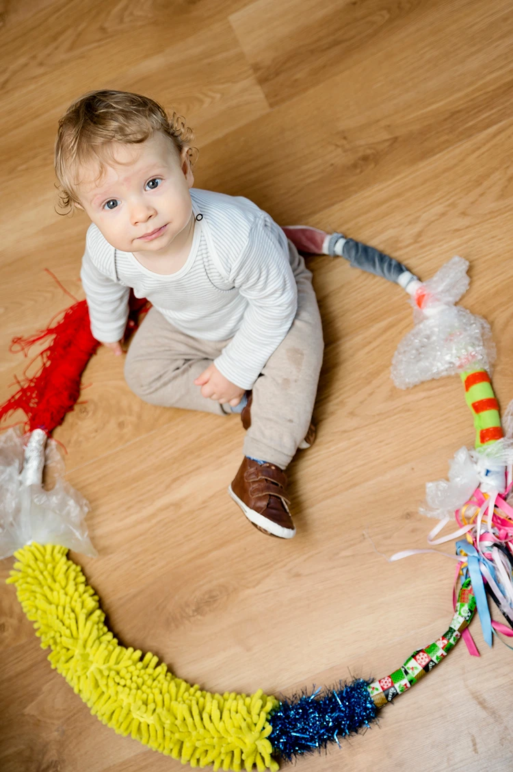 baby spielt mit hula hoop reifen